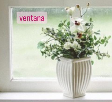 En la foto se ve una etiqueta en la ventana 