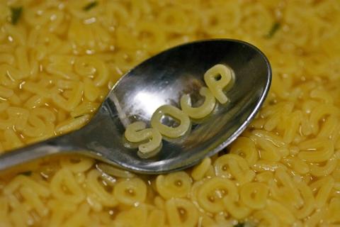 En la foto se ve una sopa de letras y una cuchara