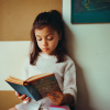 En la fotografía se ve una niña leyendo